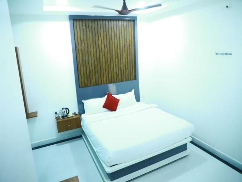 Hotel Sri Raghavendra Grand Turkapally Zewnętrze zdjęcie